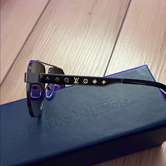 Louis Vuitton Purple Tinted Sunglasses - Picture 9 of 11